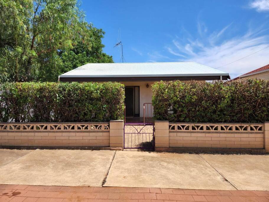 The House With The Purple Gate Villa Broken Hill Exterior photo